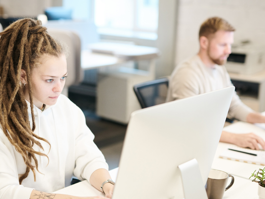 W budżetówce płacą więcej niż w firmach prywatnych. Tyle zarabiają Polacy