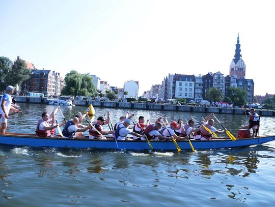 W Elblągu ruszył wyścig smoczych łodzi [ZDJĘCIA]