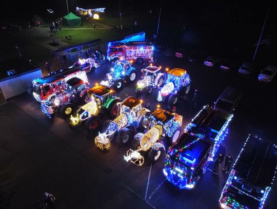 w Gronowie Elbląskim pojawiły się świąteczne traktory i wozy strażackie [FOTO]