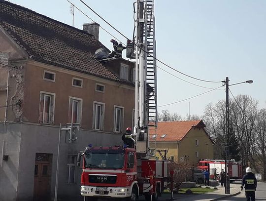 W Młynarach doszło do zerwania poszycia dachowego na budynku piekarni
