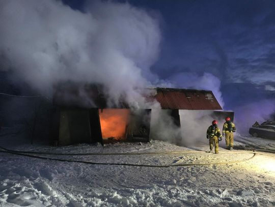 Warsztat samochodowy w ogniu
