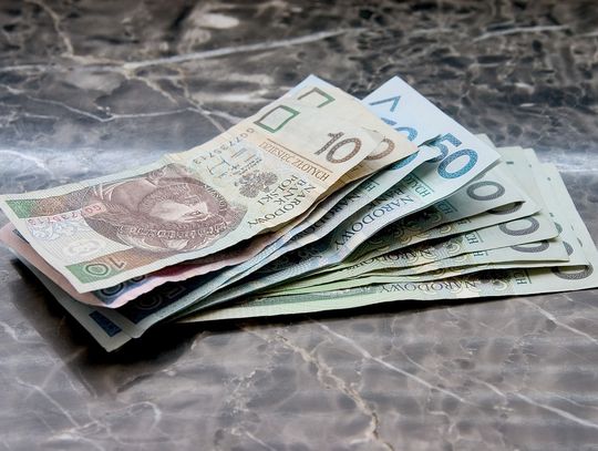 Warto mieć w domu gotówkę na czarną godzinę. Ile? Podpowiada NBP