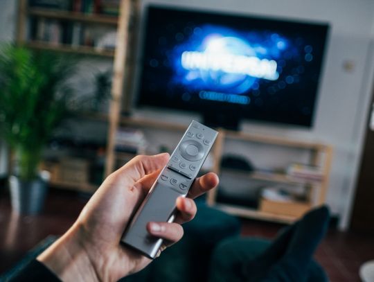 Weekendowe emocje przed ekranem. Gdzie najszybciej sprawdzić program TV.