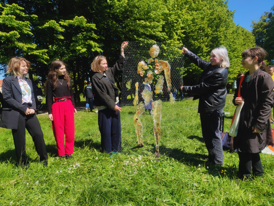 Wena 1:1. Wernisaż Liceum Sztuk Plastycznych w Parku Kajki