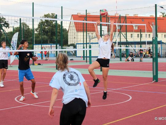 WEŹ UDZIAŁ W TURNIEJU SIATKÓWKI 3×3