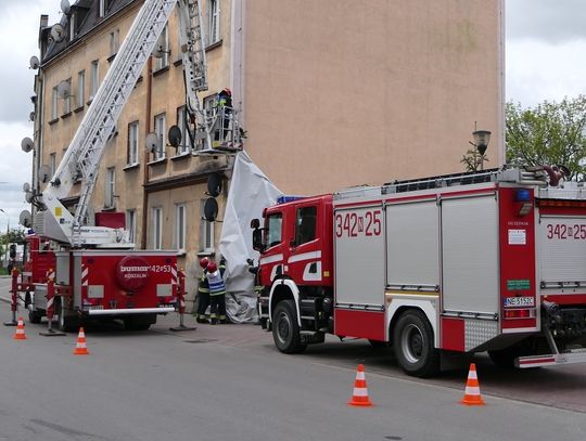 Wiatr zerwał banner z budynku przy ulicy Fabrycznej