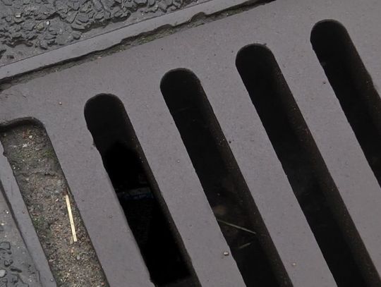 Większe opady deszczu powodują podtopienia w centrum miasta