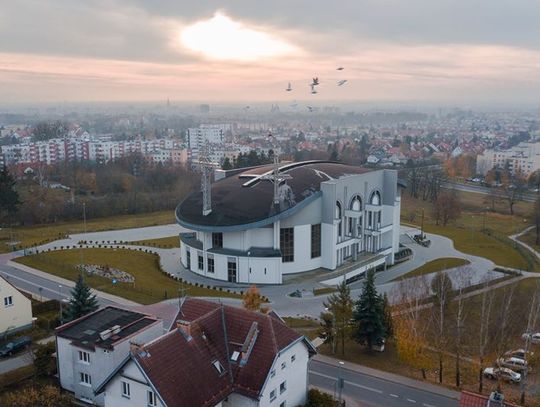 Wiemy ile osób chodzi do kościoła