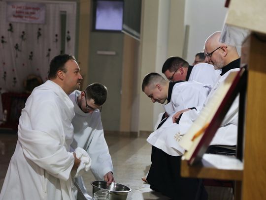 Wierni kościoła katolickiego rozpoczynają Triduum Paschalne