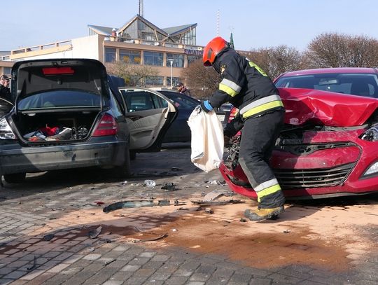 Wjechał na parking i skasował 4 pojazdy