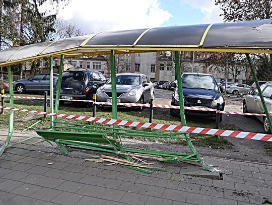 Wjechał w przystanek i uciekł, policja znalazła już samochód!