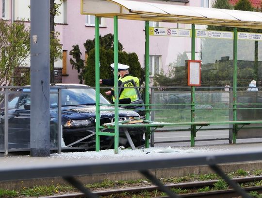 Wjechał w przystanek tramwajowy 