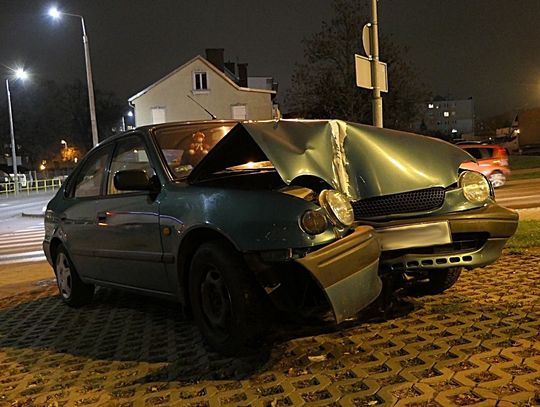 Wjeżdżając na parking uderzyła w słup