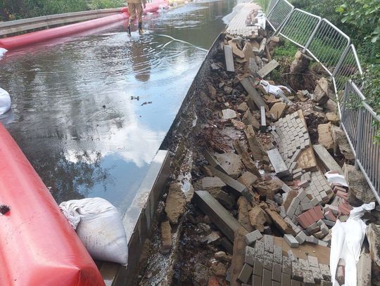Woda wyrwała dziury w drodze. Braniewie zwołano pilny sztab kryzysowy [FOTO]