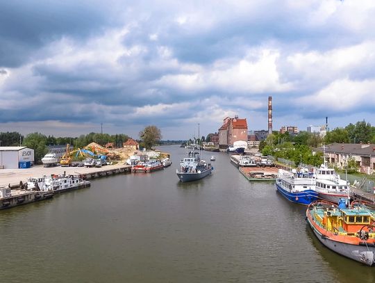 Wojenny okręt wpłynął do Elbląga. To pierwsza taka wizyta od wielu lat [WIDEO]