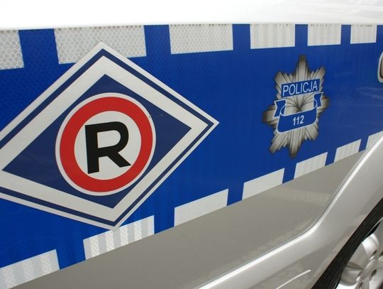 Wpadł przez przednią szybę do wnętrza volkswagena passata