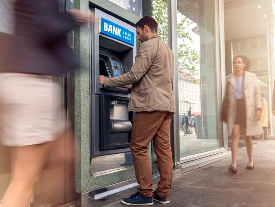 Wpłata gotówki do wpłatomatu. Kiedy bank informuje skarbówkę?