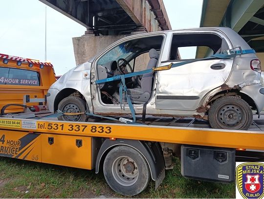 Wrak z ulicy Radomskiej odholowany