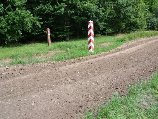 Wszedł na pas drogi granicznej, zawrócił i poszedł do domu