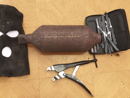 Wyciął katalizator z meredesa. W jego domu znaleźli kominiarkę Wyciął katalizator z meredesa. W jego domu znaleźli kominiarkę