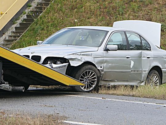 Wyjeżdżając z S7 wjechał w bariery ochronne Wyjeżdżając z S7 wjechał w bariery ochronne