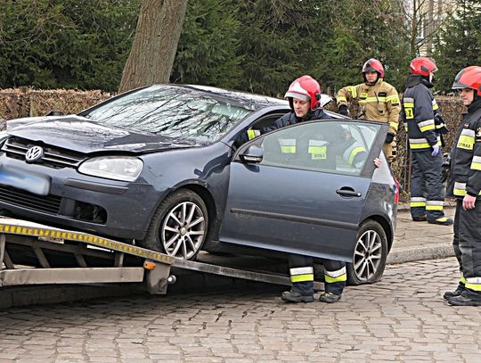 Wyjeżdżając ze szkoły skosił śmietnik i wjechał w ogrodzenie