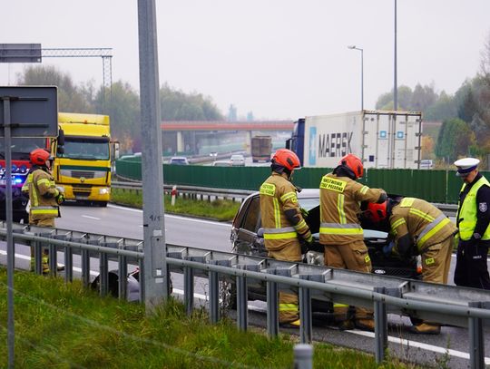 Obróciło go na S7. 76-latek uderzył w bariery