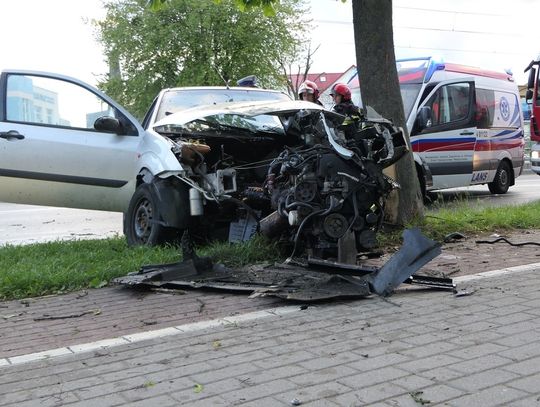 Wypadek na Płk Dąbka. Fordem uderzył w drzewo