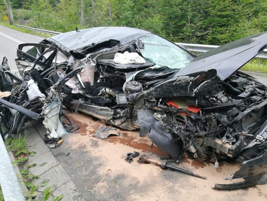 Wypadek na trasie Elbląg-Łęcze. Pijany kierowca rozbił się oplem na drzewie