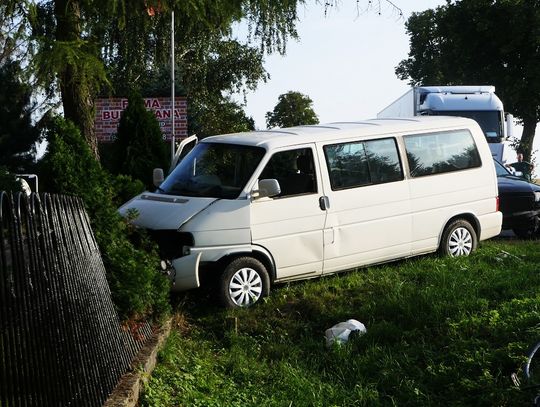 Wypadek na trasie Elbląg - Malbork. Volkswagen po zderzeniu z samochodem wjechał w ogrodzenie