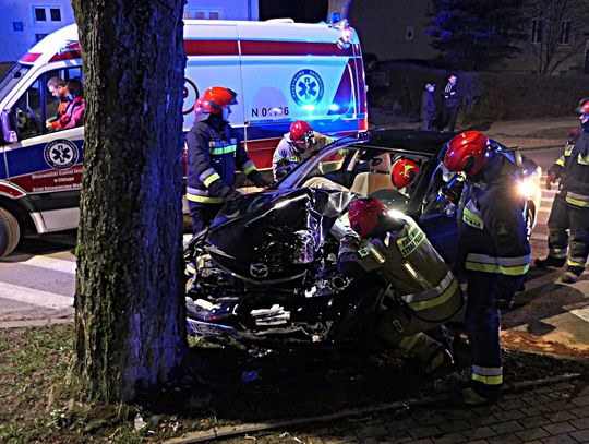 Wypadek na ulicy Kościuszki. Mazdą uderzył w drzewo
