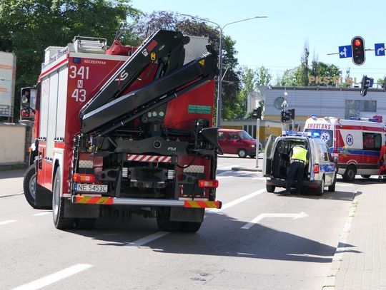 Wypadek rowerzysty z samochodem ciężarowym na skrzyżowaniu Al. Grunwaldzka-Mickiewicza