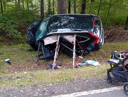 Wypadek w gminie Braniewo. Do szpitala w Elblągu trafiło dziecko i kobieta