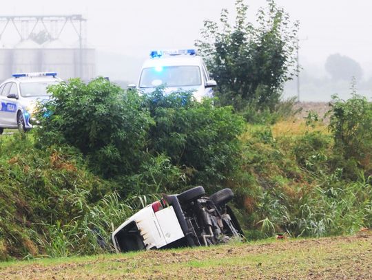 Wypadek w Oleśnie. Volkswagen wypadł z drogi i wpadł rowu