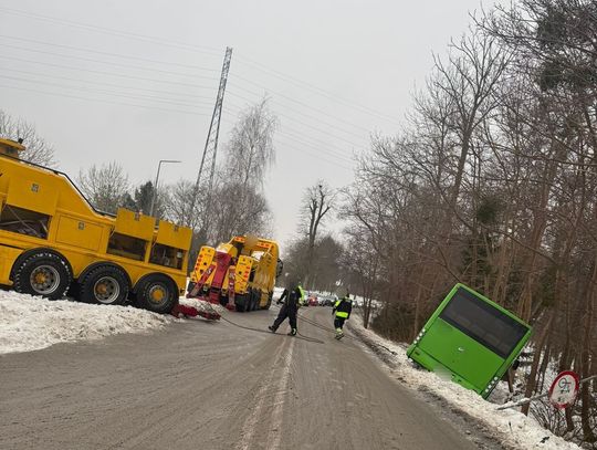 Wypadek z autobusem na Fromborskiej. Dwie osoby w szpitalu Wypadek z autobusem na Fromborskiej. Dwie osoby w szpitalu