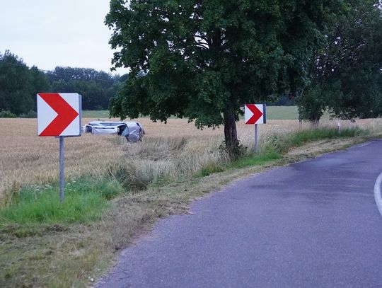Wypadł z drogi i dachował. Kierowca był pijany [FOTO]