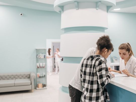 Wyposażenie instytucji publicznych – jak stworzyć przestrzeń bezpieczną i funkcjonalną?