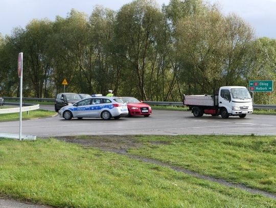 Wyprzedzał na podwójnej ciągłej i doprowadził do kolizji. Sąd skazał kierowcę za brawurową jazdę