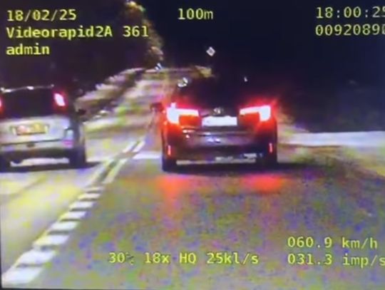 Wyprzedzał przy policji. Miał cofnięte uprawnienia [WIDEO]