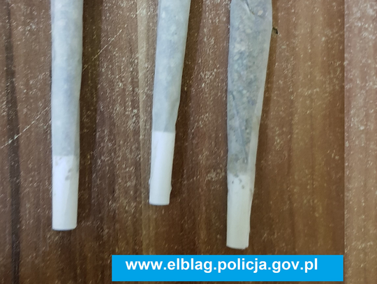 Wyrzucali zawiniątka z marihuaną na ulicy Wiejskiej w Elblągu