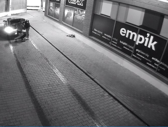 Wyrzucił z samochodu śmieci a następnie oddał na nie mocz. Nagrała go kamera