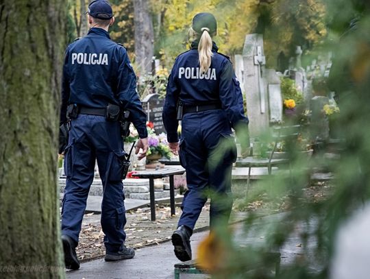 Wystarczyła sekunda nieuwagi. Policja w Elblągu zwiększa patrole na cmentarzach