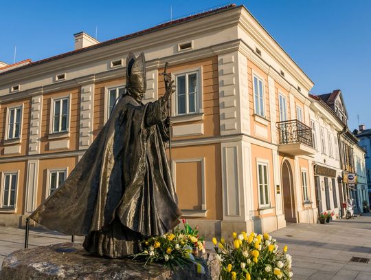 Z papieskiej laski trysnęła woda. To nie cud, ale interes: 50 zł za butelkę