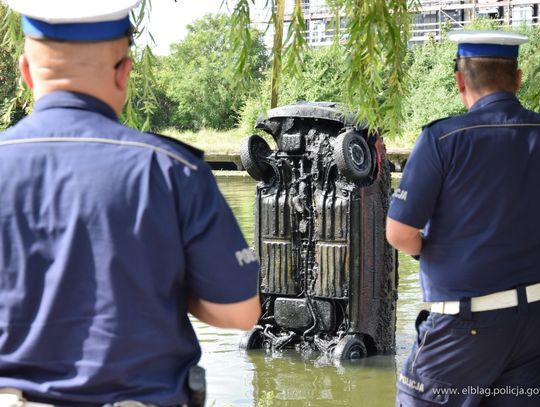 Z Rzeki Elbląg na parking portu. Policja szuka właścicieli aut [FOTO]