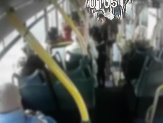 Zaatakował kontrolera. Rozpoznajesz go? [WIDEO]