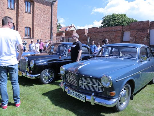 Zabytkowe samochody na Starym Mieście [ZDJĘCIA]