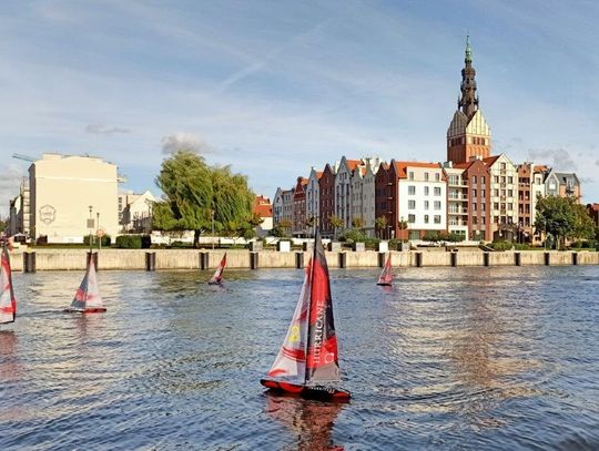 Żaglówki na pilota, czyli regaty modeli RC na rzece Elbląg