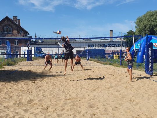 Zagraj w turnieju plażowej piłki siatkowej