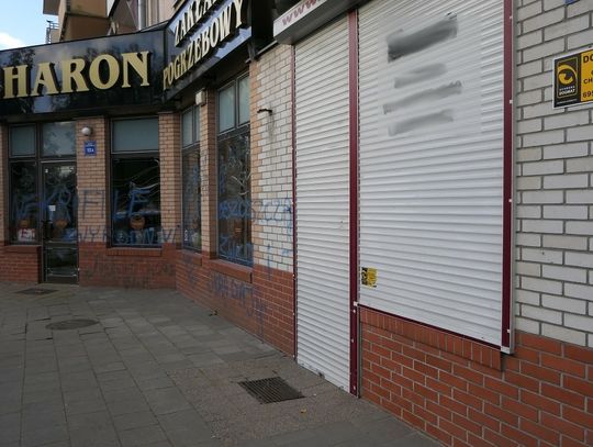 Zakład pogrzebowy został zamalowany