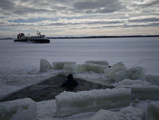Zalew Wiślany w centrum akcji. Ekstremalne ćwiczenia na skutej lodem tafli [WIDEO]